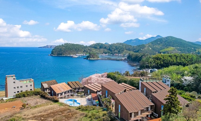 Kungnong House | Geojedo Pilos Ocean View Pension