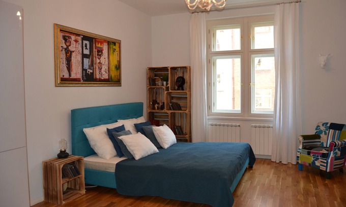Zizkov Apartment | George Square Modern Studio