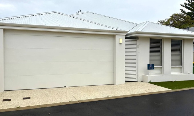 Busselton House | Georgette Retreat – Coastal Comfort in the Heart of Busselton