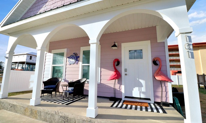 Mexico Beach Cottage | "Georgia Sand" is 600 steps to the beach! This 2BD/2BA adorable cottage sleeps 8!