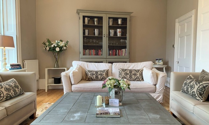 Bath Apartment | GEORGIAN 3 BEDROOM FLAT WITH LARGE SUPER KING BEDS, GREAT LOCATION BATH