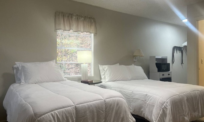 Waynesboro Hotel | Get away to Creeks Bend Room 62