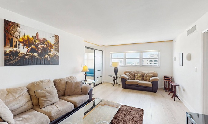 City Center Condo | Getaway condo near the beach with Wifi & fully equipped kitchen