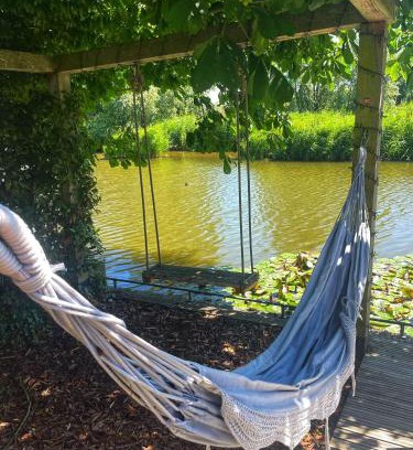 Medemblik House | Gezellige Pipo met grote schommel aan het water