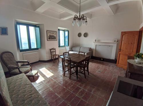 San Leo Apartment | Giardino in piazza, casa in pietra a San Leo