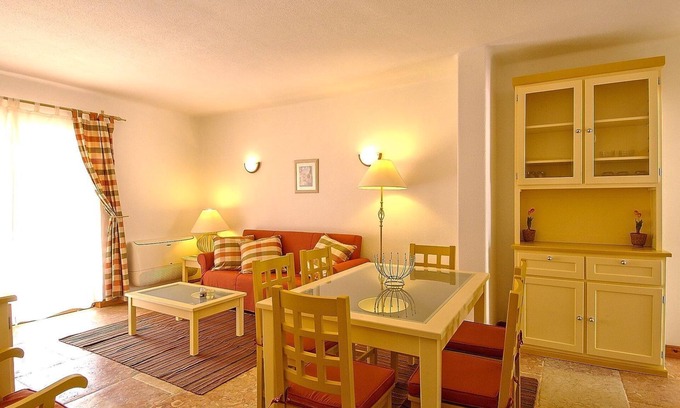 Olhos D'Agua Apartment | Giddah Orange Apartment, Pool, Wifi, AC