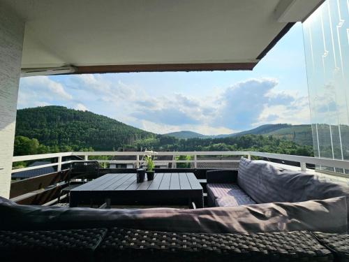 Niedersfeld Apartment | Gipfelpanorama Winterberg mit Berg- und Seeblick, Boxspringbett mit ausfahrbarem TV
