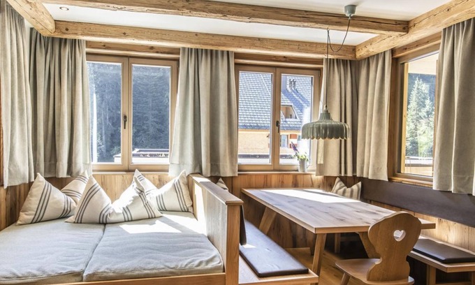 Schroecken Apartment | Gipfeltreff - Berghaus Schröcken - 4* Basecamp