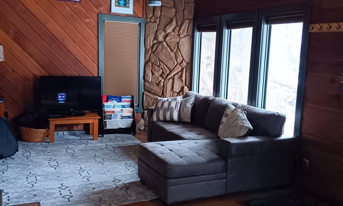 Alyeska Cabin | Girdwood ski cabin. Wild Iris Chalet .5 miles from daylodge.