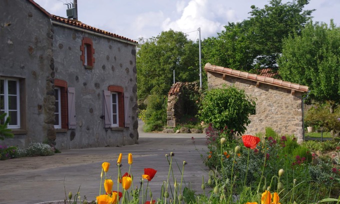 Pouzauges House | Gîte bocage Vendéen: 15 km from the Grand Parc Puy du Fou in the heart of nature.