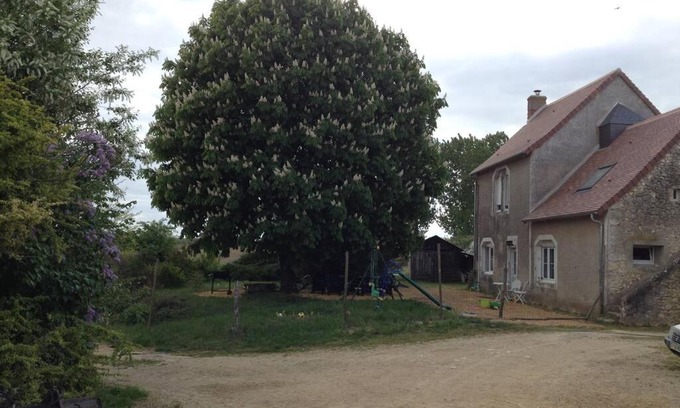 Noyant-Villages House | Gite entier Calme Bucolique Animaux Bon prix