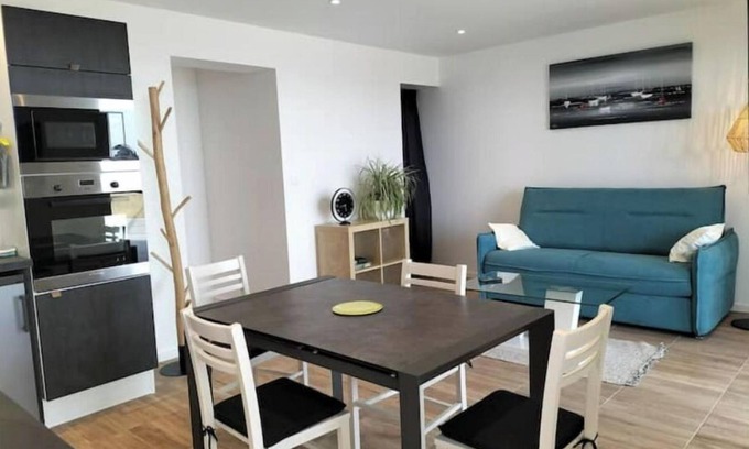 Le Ru Apartment | Gîte Île Grande T2, sea view 200m from the beach
