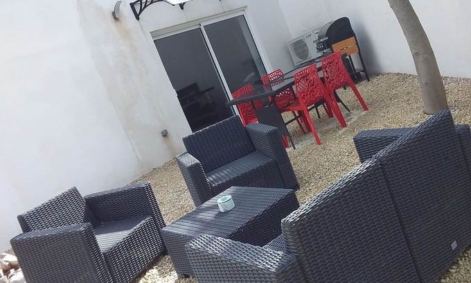 Saint-Cannat Apartment | Gîte in the Aix countryside, 5 minutes from La Barben zoo, pets welcome