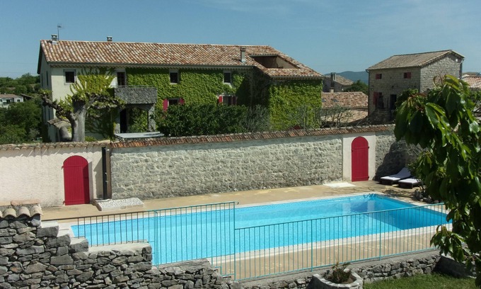 Joyeuse Cottage | Gîte la FENIERE * in stone farmhouse, nature and calm, heated swimming pool