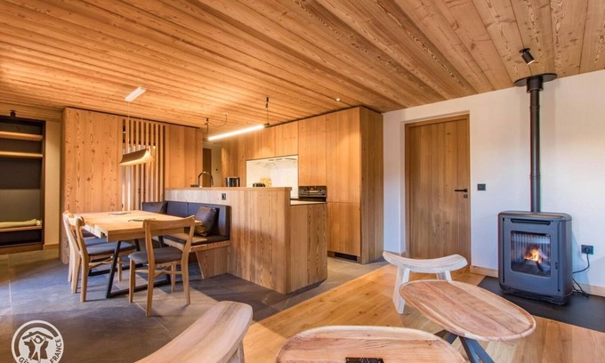 Saint-Jean-de-Sixt Apartment | Gîte Le Corti - Chalet ARAVIS COSY with spa and summer pool