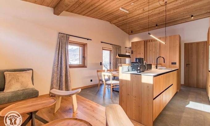 Saint-Jean-de-Sixt Apartment | Gîte Le Vardi - Chalet ARAVIS COSY with spa and summer pool