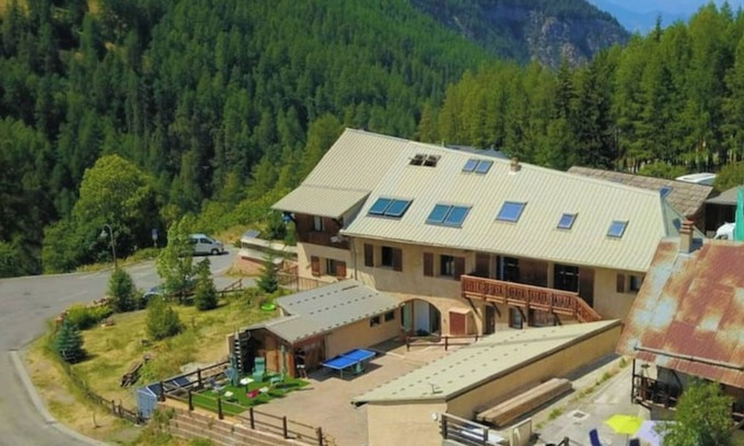 Vars House | Gite of 400m2 with land, lounge bar and games room