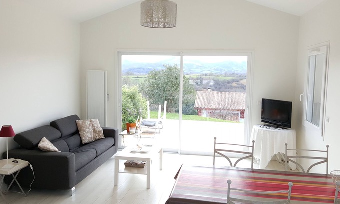 Halsou Cottage | GITE T2 "Poppy" - Quiet, swimming pool and view of the Pyrenees