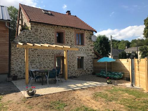 Ceyroux House | Gite w Private Lake - 80Acres NatureTrails PetsOK