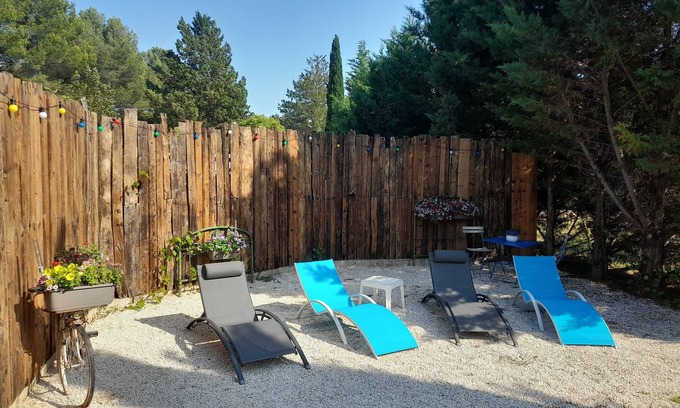Saint-Cannat House | Gite with swimming pool in the countryside, near Aix-en-Prov, pets welcome.