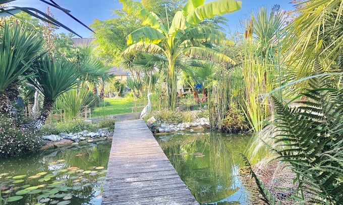 Surtainville Villa | Gîte with swimming pool in summer, private parking - close to shops & sea