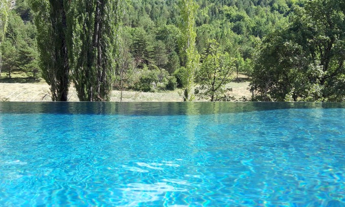 Chateauneuf-Miravail Villa | Gites Les Costoliers piscine à débordement chauffée tout confort