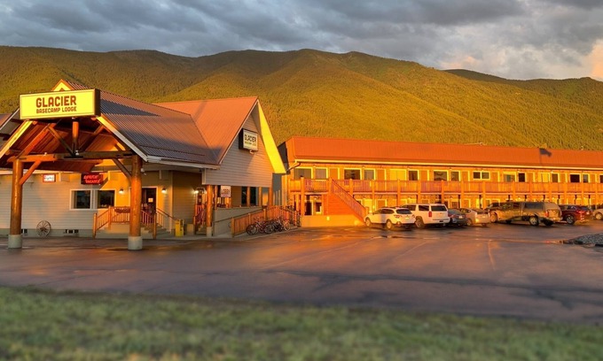 Columbia Falls Hotel | Glacier Basecamp Lodge