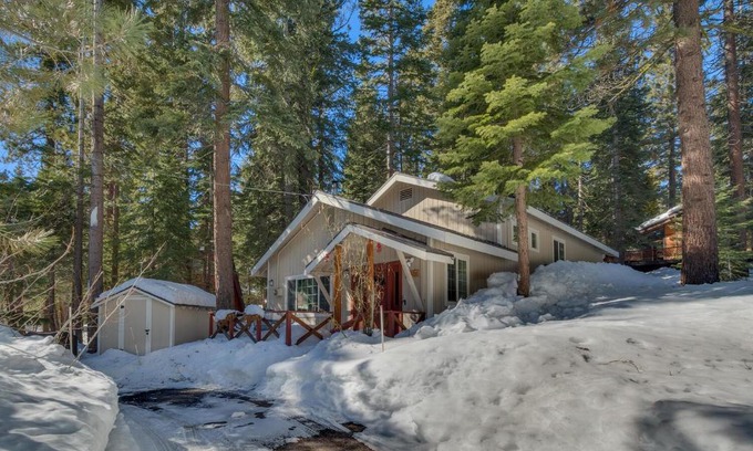 Ridgewood House | Glades Getaway by Tahoe Getaways - Charming Pet-Friendly 3 BD North Shore Cabin w Wood Fireplace & Short Drive to Ski Resorts