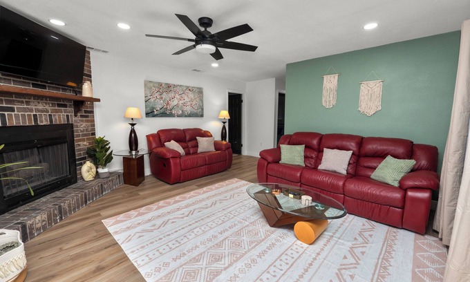 Lakeland House | Glamorous 3BR Retreat on an Acre!