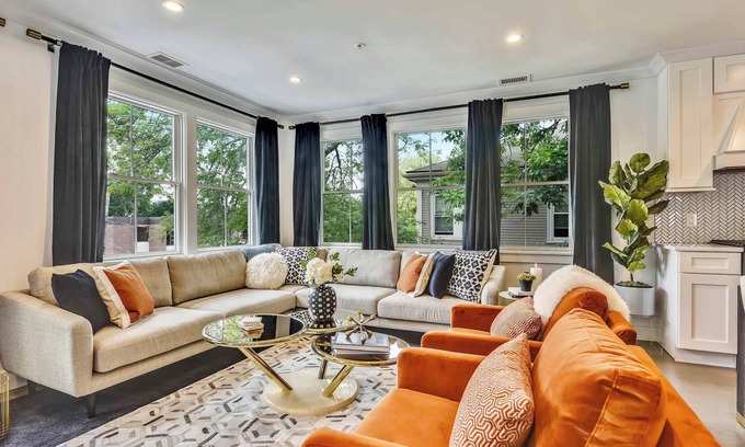 Jamaica Plain Apartment | Glamorous Treetop Escape | near T