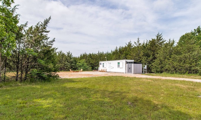 Gober Cabin | Glamp close to the city!