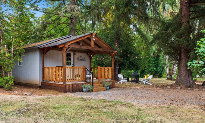 West Stayton Cabin | Glamping Adventure on the Banks of the Thomas River, Fire-Pit, BBQ & Renovated Barn, 2 Miles to Scio