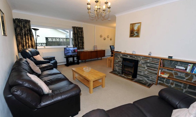 Saundersfoot House | Glan Heulog - Near to Beach, Pet Friendly