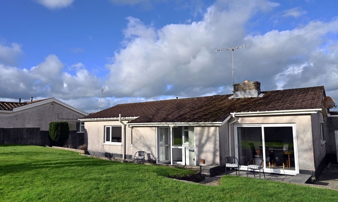 Saundersfoot House | Glan Heulog - Near to Beach, Pet Friendly