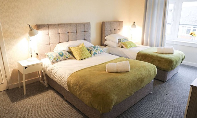 Cardonald House | Glasgow, Bright 3Bed Flat with Free Street Parking