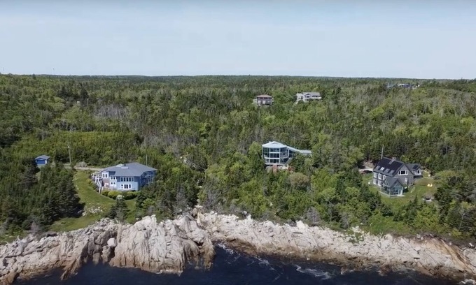 Halifax County House | Glass House on the Ocean