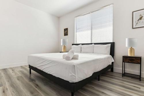 Glendale Sports and Entertainment District Apartment | Glendale CozySuites - Westgate with pool 10