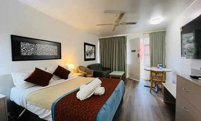 Glenelg Apartment | Glenelg Studio Apartment No. 31 – Walk to the Beach