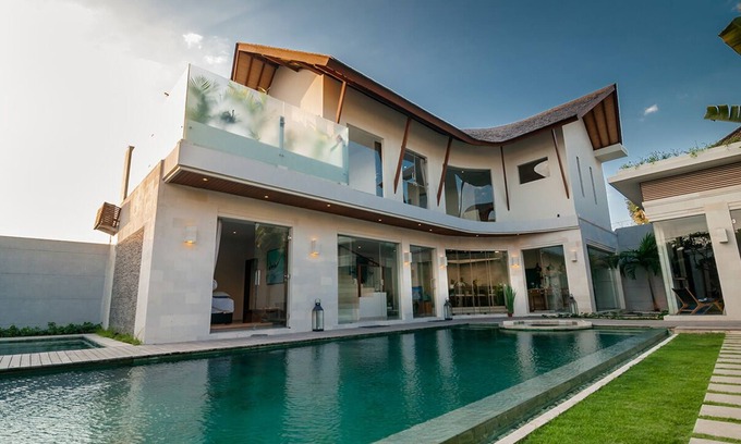 Seminyak Villa | Glorious 4BR Villa, Seminyak! 7Min Walk To Eat Street! W/Private Swimming Pool!