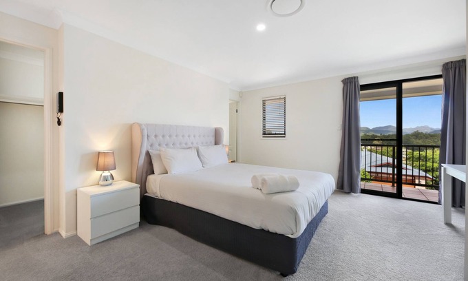 Gold Coast House | Glorious 5-Bed Amidst Nature in Burleigh Heads