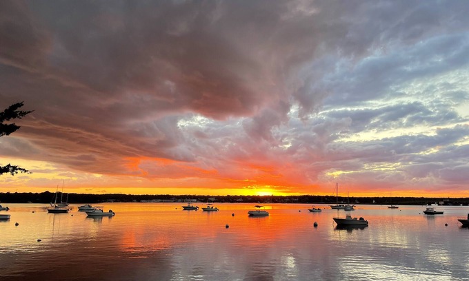 Oak Bluffs House | Glorious Sunsets and Fun on Private Waterfront in Beautiful, Comfortable Home.