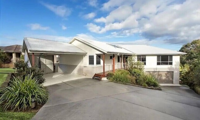 Valla Beach House | Glossies Coastal Retreat - Relax and Escape, Pets OK