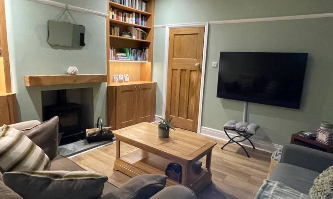 Padfield House | Glossop Retreat - Pet-Friendly | Perfect for 6| Pass the Keys
