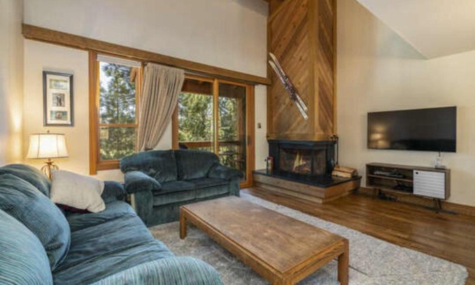 Truckee House | Gold Bend 5111 by Tahoe Mountain Properties