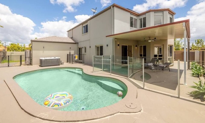 Benowa House | Gold Coast House with private Pool&SPA&Movie Room