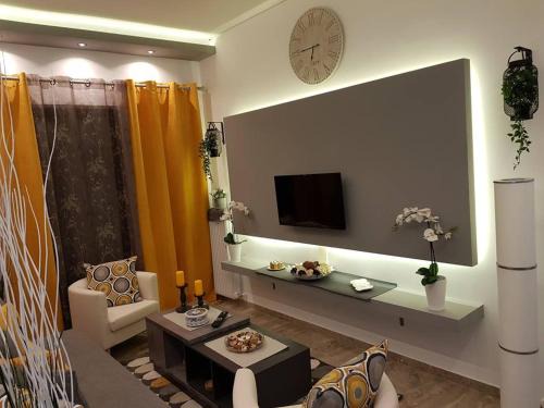 Aigaleo Apartment | 'Golden Aurora' Apartment With Elegant Style
