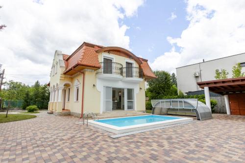Balatonfured Villa | Golden Bridge Deluxe Home - 4BR, terrace, bar, privat pool, grill