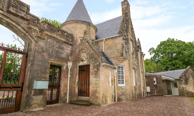 Doune Cottage | GOLDEN GATES LODGE, family friendly, with open fire in Doune