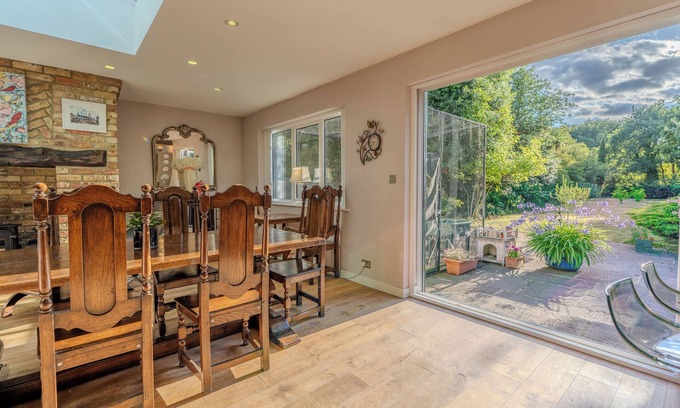 Eltham South House | GOLDEN GLOW NEST, Rustic Charm Meets Modern Living (1 King Private Room)