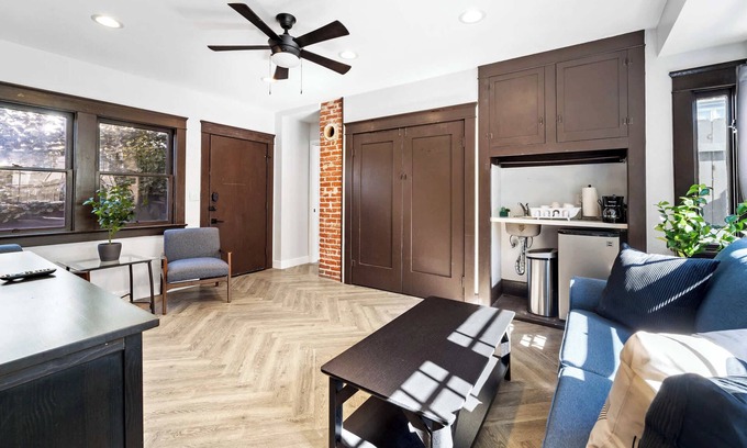 Golden Hill House | Golden Hill Escape | Sleeps 8 + High-Speed WiFi